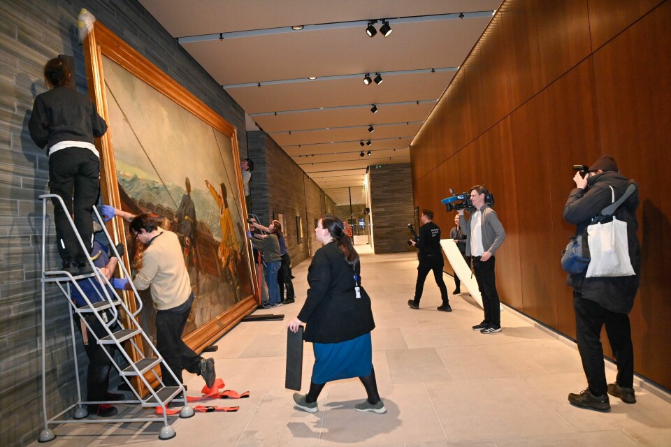 I kjølvannet av en heftig debatt ble maleriet «Leiv Eiriksson oppdager Amerika» mandag 20. februar igjen gjort tilgjengelig for publikum ved Nasjonalmuseet, og skal vises til og med 19. mars. Maleriet «Leiv Eiriksson oppdager Amerika» fra 1893 malt av Christian Krohg ble hengt opp i første etasje på Nasjonalmuseet mandag 20. februar 2023. Det var et av flere malerier som ble satt i kjelleren, etter mye debatt de siste dagene har ledelsen ved Nasjonalmuseet ombestemt seg.