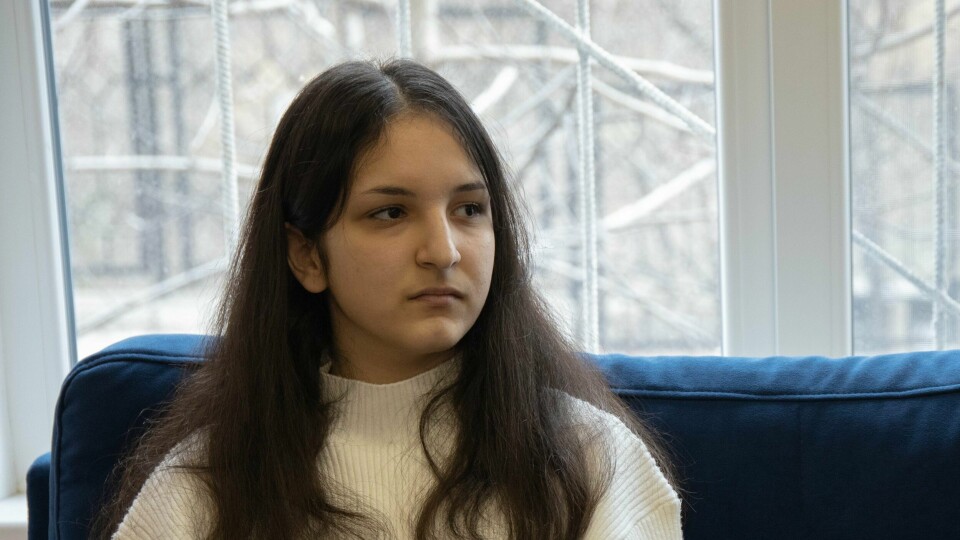 I omtrent tre måneder har Victoria og deler av familien hennes bodd på Moldovas største flyktningmottak. Nesten halvparten de ukrainske flyktningene i landet er mindreårige. I omtrent tre måneder har Victoria og deler av familien hennes bodd på Moldovas største flyktningmottak. – Foreldrene mine har lært meg viktigheten av å tilpasse meg, sier hun.