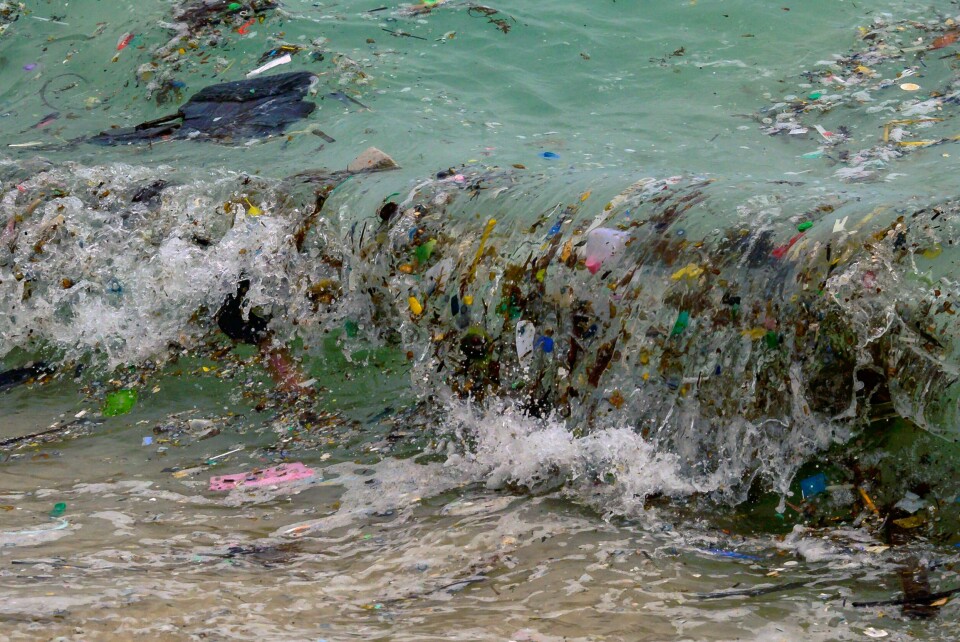 Plastsøppel i en bølge i Thailand i januar 2021. Plastsøppel i en bølge i Thailand i januar 2021.