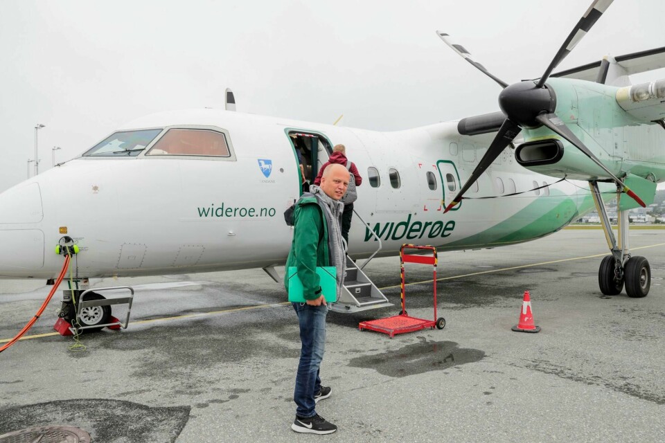 Finansminister Trygve Slagsvold Vedum og regjeringen kutter i prisene på kortbanenettet, flyrutene som knytter distriktene sammen med mer sentrale områder i landet. Finansminister Trygve Slagsvold Vedum og regjeringen kutter i prisene på kortbanenettet, flyrutene som knytter distriktene sammen med mer sentrale områder i landet.