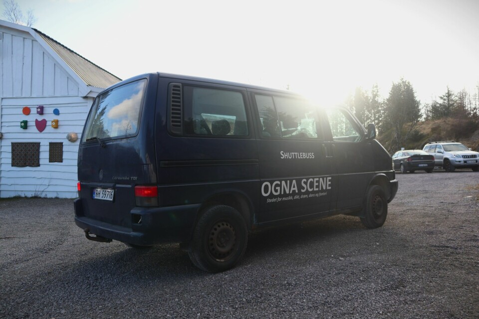 Shuttlebussen bringer gjester som kommer med tog fram og tilbake fra Ogna Scene. Ogna Scene