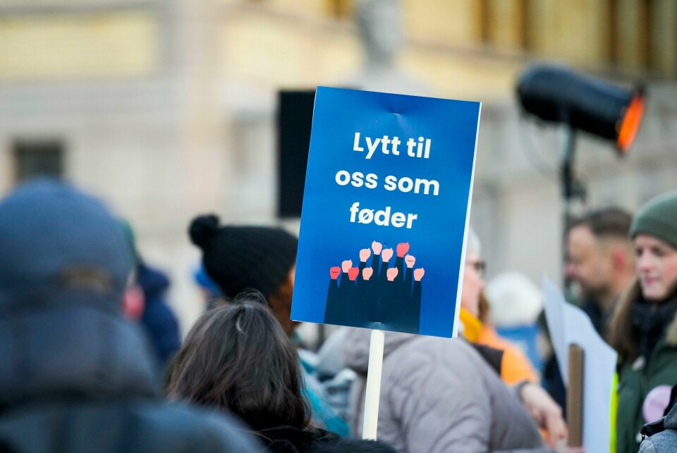 «Vi krever ikke #fullåpning, men full åpenhet rundt analyser og beslutningsgrunnlag. En såpass viktig avgjørelse må baseres på fakta», skriver innleggsforfatterne. Bildet er fra en demonstrasjon foran Stortinget i januar, mot nedleggelsen av ABC-enheten og flere kutt i svangerskaps-, fødsels- og barselomsorgen.