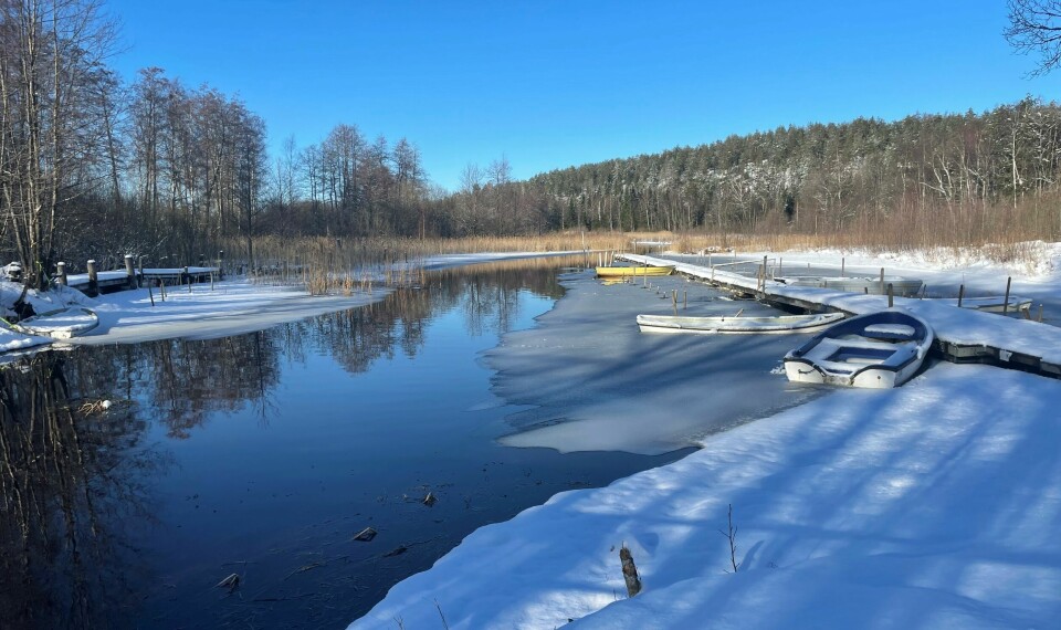 Det er fortsatt stille i båthavnene på innsjøen Lyseren i Indre Østfold. Men selv om hytta er vinterstengt, får flere eiere skyhøye strømregninger – hver måned. Hytte - vinter - båt - innsjø - Indre Østfold - Lyseren