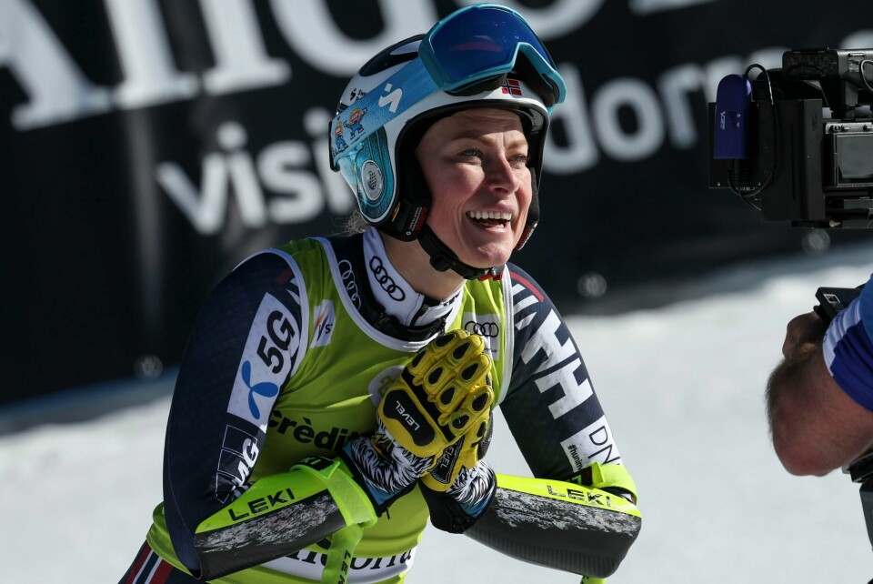 Ragnhild Mowinckel var fornøyd i målområdet etter sesongens siste super-G-renn. Ragnhild Mowinckel var fornøyd i målområdet etter sesongens siste super-G-renn. Foto: Alessandro Trovati / AP / NTB