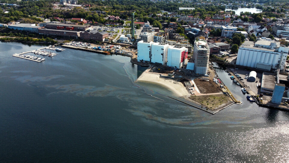 Slik så det ut i Mossesundet før lensene ble satt ut. Store oljeflak fløt inn til land, blant annet her på Verket hvor en ny strand og et hotell er under oppføring. Slik så det ut i Mossesundet før lensene ble satt ut. Store oljeflak fløt inn til land.