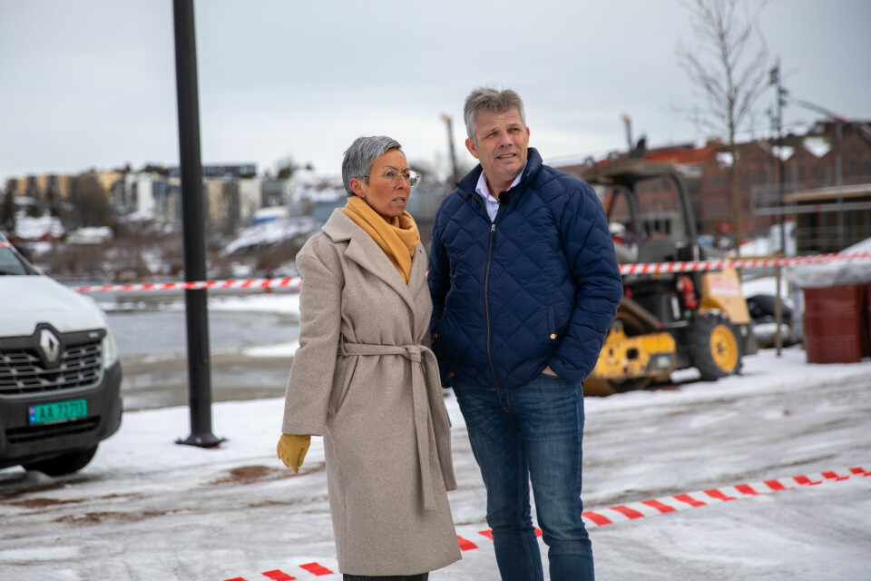 Fiskeri- og havminister Bjørnar Skjæran med mosseordfører Hanne Tollerud på befaring ved utslippet tirsdag. Fiskeri- og havminister Bjørnar Skjæran med mosseordfører Hanne Tollerud på befaring ved utslippet tirsdag.