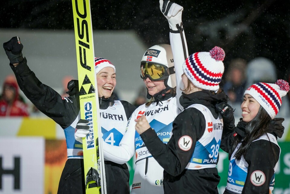 «19. mars drar jeg til Vikersund. For å se tidenes første skiflygningsrenn for kvinner», skriver Anette Trettebergstuen. Bildet viser Maren Lundby sammen med Silje Opseth, Thea Minyan Bjørseth og Anna Odine Strøm etter at hun tok sølv i hopp stor bakke for kvinner under ski-VM 2023 i Planica, Slovenia.