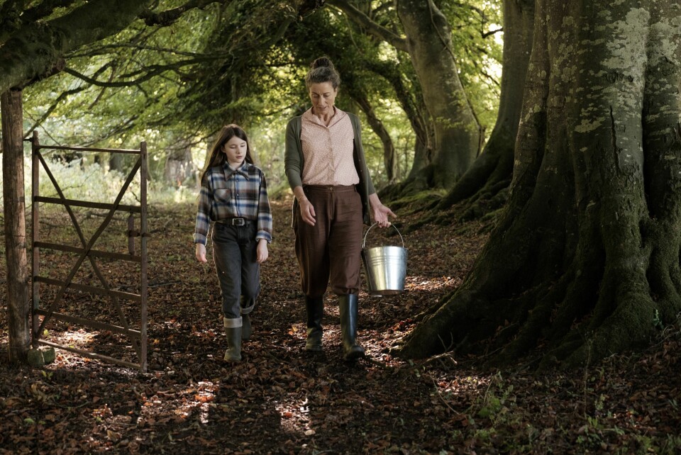 Fra «The Quiet Girl». Her Cáit og Eibhlín, spilt av Catherine Clinch og Carrie Crowley. The Quiet Girl
