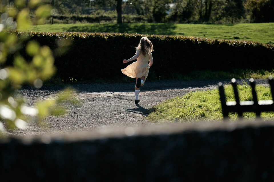 «The Quiet Girl» dreier seg om Cáit (Catherine Clinch) som utkjemper sin egen krig i stillhet. Den irske filmen basert på en novelle av Claire Keegan car nylig oscar-nominert. The Quiet Girl