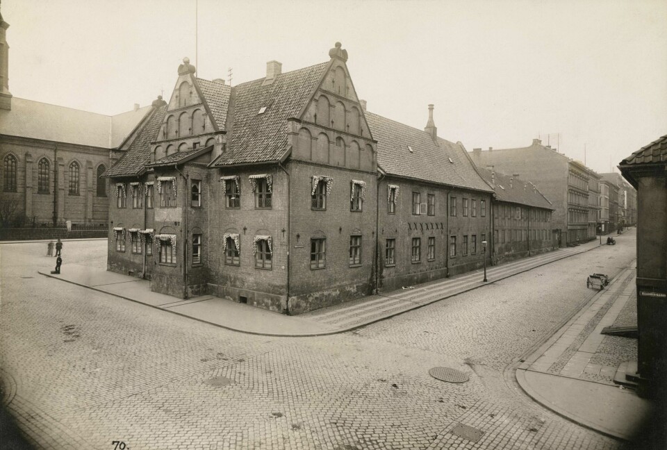 Rådhusgata 19 fra 1626 regnes som Kristianias eldste hus. Det er sammenføyd med anatomigården, som regnes som det eldste bindingsverkshuset. Rådhusgata 19 fra 1626 regnes som Kristianias eldste hus. Det er sammenføyd med anatomigården, som regnes som det eldste bindingsverkshuset.
