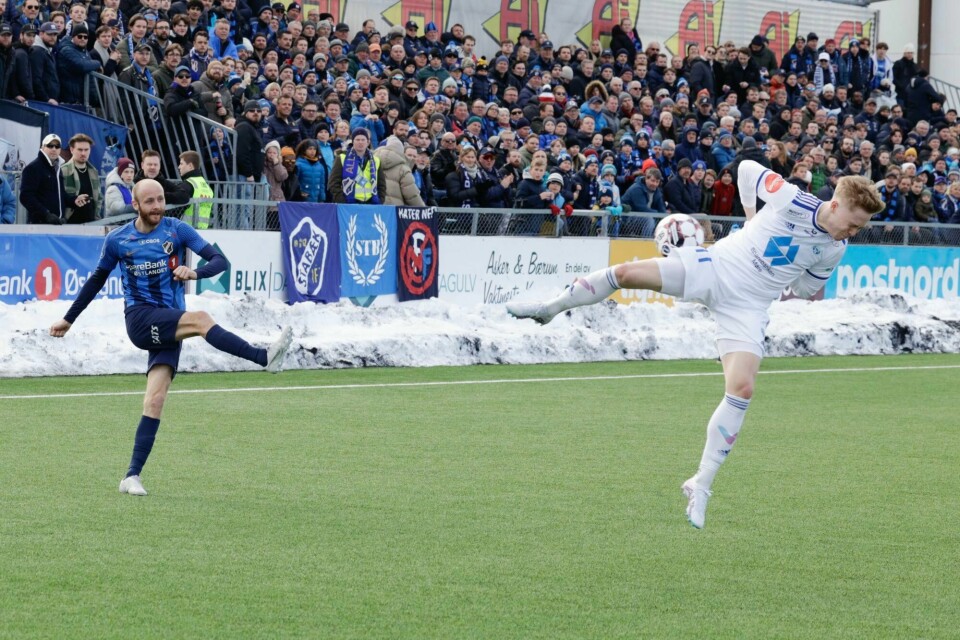 Stabæks Curtis Edwards mot Moldes Ola Brynhildsen under kvartfinalen i NM på Sandvika stadion lørdag. Stabæks Curtis Edwards mot Moldes Ola Brynhildsen under kvartfinalen i NM på Sandvika stadion lørdag.