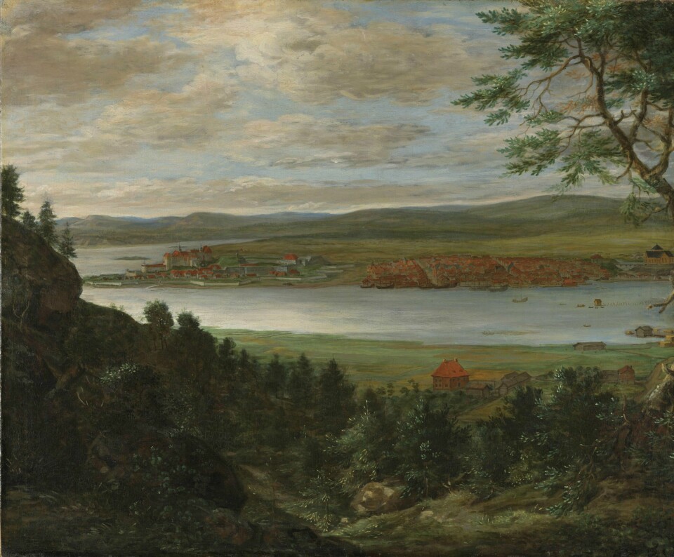 Nederlenderen Jacob Coning malte i 1699 dette utsiktsbildet fra Ekeberg. I forgrunnen ser vi gamle Oslo, der byen tidligere hadde ligget. Lenger vekk ser vi Kristiania og Akershus festning. Nederlenderen Jacob Coning malte i 1699 dette utsiktsbildet fra Ekeberg. I forgrunnen ser vi gamle Oslo, der byen tidligere hadde ligget. Lenger vekk ser vi Kristiania og Akershus festning.
