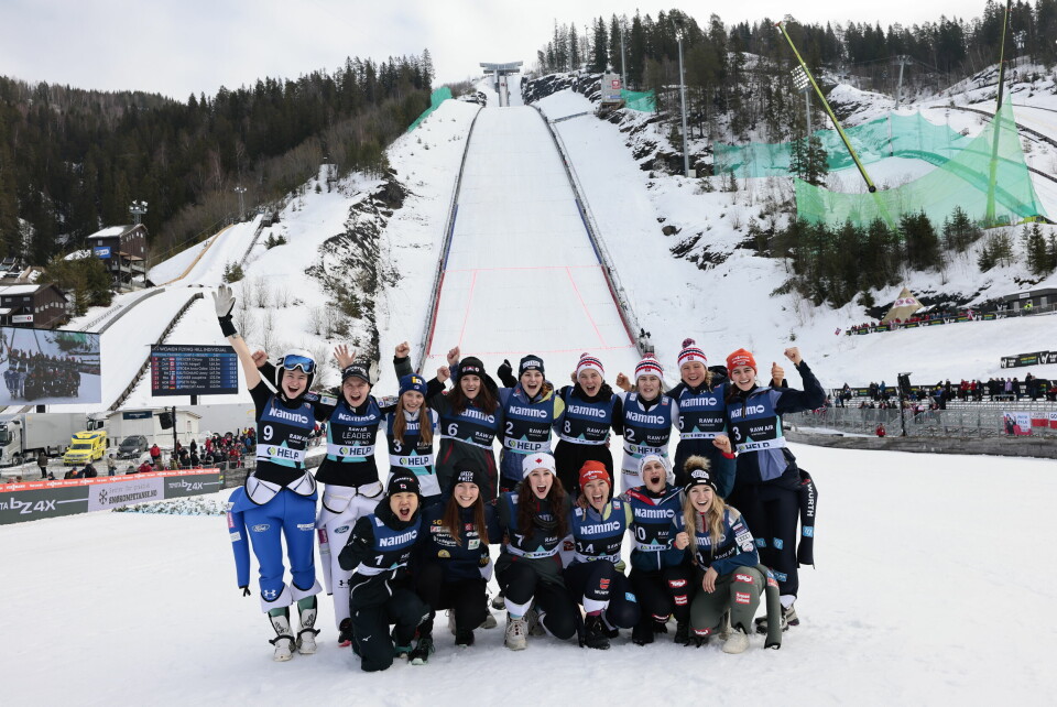 Alle de femten første damene som slapp til i tidenes første renn i skiflyging for kvinner. Fra venstre bakre rekke: Nika Kriznar (SLO), Ema Klinec (SLO), Jenny Rautionaho ( (FIN), Abaigail Strate (CAN), Anna Ruprecht (GER), Anna Odine Strøm (NOR), Maren Lundby (NOR) og Silje Opseth (NOR). Fremste rekke fra v: Yuki Ito (JAP), Josephine Pagnier (FRA), Alexandria Loutitt (CAN), Katharina Althaus (GER), Eva Pinkelnig (AUS) og Chiara Kreuzer (AUS). Alle de 15 kvinnene som slapp til under treningshoppene i Vikersund under Raw Air-turneringen lørdag. Fra venstre bakre rekke: Nika Kriznar (SLO), Ema Klinec (SLO), Jenny Rautionaho ((FIN), Abigail Strate (CAN), Anna Rupprecht (GER), Anna Odine Strøm (NOR), Maren Lundby (NOR) og Silje Opseth (NOR). Fremste rekke fra v: Yuki Ito (JAP), Joséphine Pagnier (FRA), Alexandria Loutitt (CAN), Katharina Althaus (GER), Eva Pinkelnig (AUS) og Chiara Kreuzer (AUS). Foto: Geir Olsen / NTB