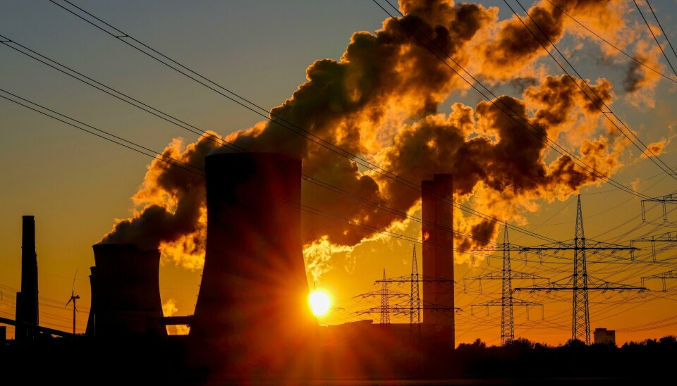Et kullkraftverk og kraftlinjer i solnedgang i Niederaussem i Tyskland. Et kullkraftverk og kraftlinjer i solnedgang i Niederaussem i Tyskland. Foto: Michael Probst / AP / NTB
