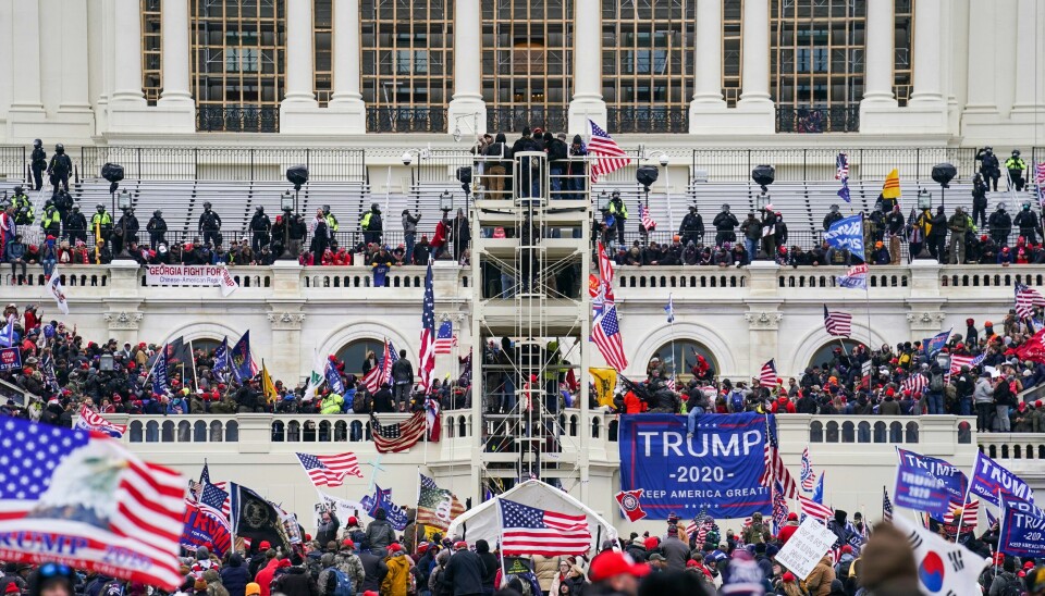 De fleste av de nesten 1.000 personene som deltok i stormingen av Kongressen, er anklaget for mindre alvorlige forbrytelser. Medlemmer av militsene Oath Keepers og Proud Boys har imidlertid blitt tiltalt for alvorlige lovbrudd som oppvigleri og sammensvergelse. Arkivfoto: De fleste av de nesten 1.000 personene som deltok i stormingen av Kongressen, er anklaget for mindre alvorlige forbrytelser. Medlemmer av militsene Oath Keepers og Proud Boys har imidlertid blitt tiltalt for alvorlige lovbrudd som oppvigleri og sammensvergelse. Arkivfoto: John Minchillo / AP / NTB