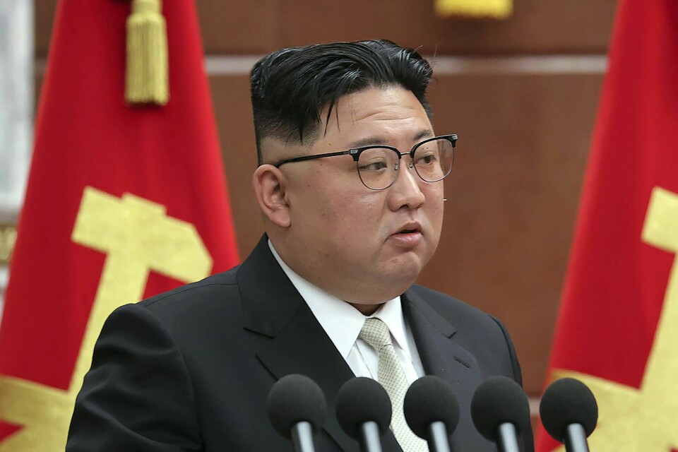 Nord-Koreas president Kim Jong-un. Nord-Koreas leder Kim Jong-un har i helgen gjennomført simulering av et kjernefysisk motangrep, ifølge landets statlige nyhetsbyrå KCNA. Pyongyang har tidligere uttalt at landets rakettester er svar på USA og Sør-Koreas militærøvelser. Arkivfoto: KCNA / AP / NTB
