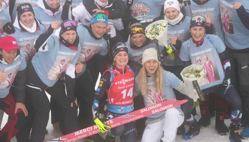 Marte Olsbu Røiseland ble nummer to under damenes fellesstart i skiskyting i Holmenkollen søndag. Det norske laget markerer at det er siste sesong for Marte Olsbu Røiseland og Tiril Kampenhaug Eckhoff. Marte Olsbu Røiseland (foran t.v.) og Tiril Eckhoff (t.h.) ble takket av etter søndagens fellesstart i Holmenkollen.Foto: Javad Parsa / NTB