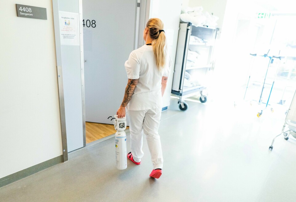 Norsk Sykepleierforbund ønsker seg en ordning som gjør at ferdigutdannede sykepleiere som har vært i jobb i tre år kan få slettet deler av studielånet. Bildet er av en sykepleier. Sykepleiere er en av gruppene som Unio mener må få bedre lønn.