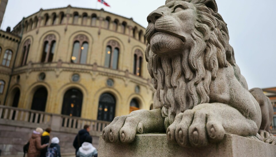 Stortingsflertallet, Ap, Sp og SV, sikrer at det framover skal bli enklere for frivillige organisasjoner å søke om midler. Bildet er av Stortinget. Politiet er ferdig med etterforskning av pendlerboligsakene på Stortinget.