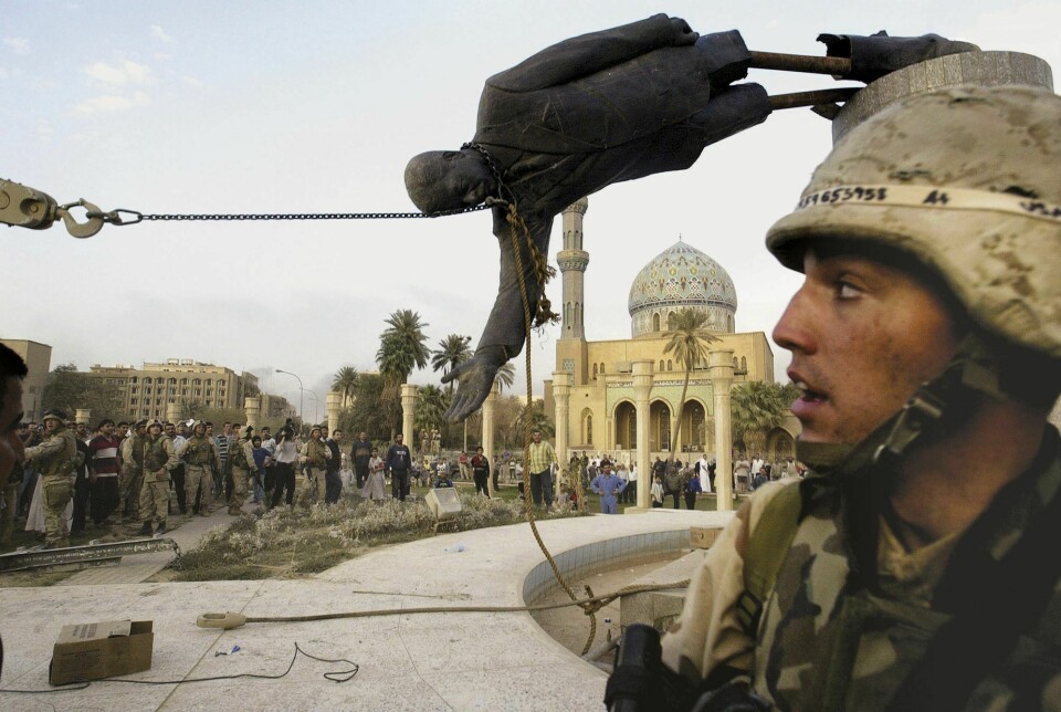 En statue av Saddam Hussein rives i Bagdad. En statue av Saddam Hussein rives i Bagdad.