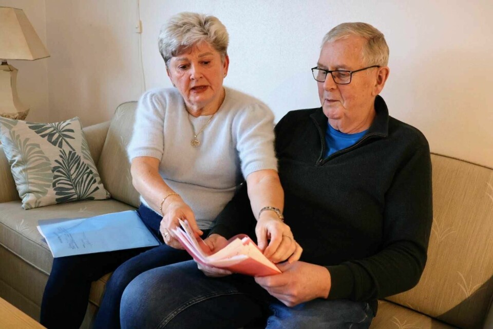 I løpet av de to årene som har gått siden sykehusoppholdet, har det bygget seg opp en del papirer og brev. Ekteparet Brith Karin og Johannes Grane går gjennom bunken. Brith Karin og Johannes Grane