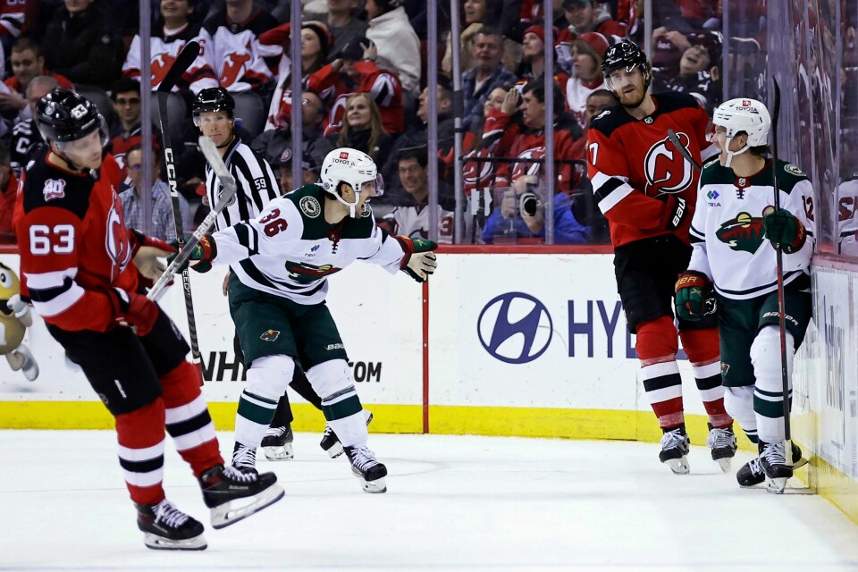 Minnesota Wilds venstreving Matt Boldy gratuleres av Mats Zuccarello (nummer 36) etter det avgjørende målet da det gjensto ett sekund av overtiden. Minnesota Wilds venstreving Matt Boldy gratuleres av Mats Zuccarello (nummer 36) etter det avgjørende målet da det gjensto ett sekund av overtiden. Foto: Adam Hunger / AP / NTB