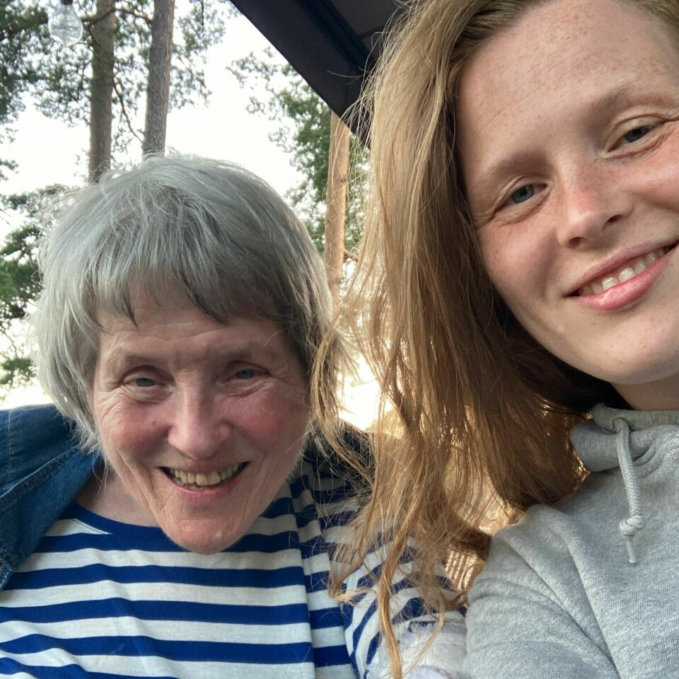 «Bildet av mamma og meg fra 2021, da hun var med på hyttetur til Telemark. Dette er den siste ferieturen med mamma», skriver Guro. Guro Trinterud og moren Aud Lisbeth Melby Trinterud.