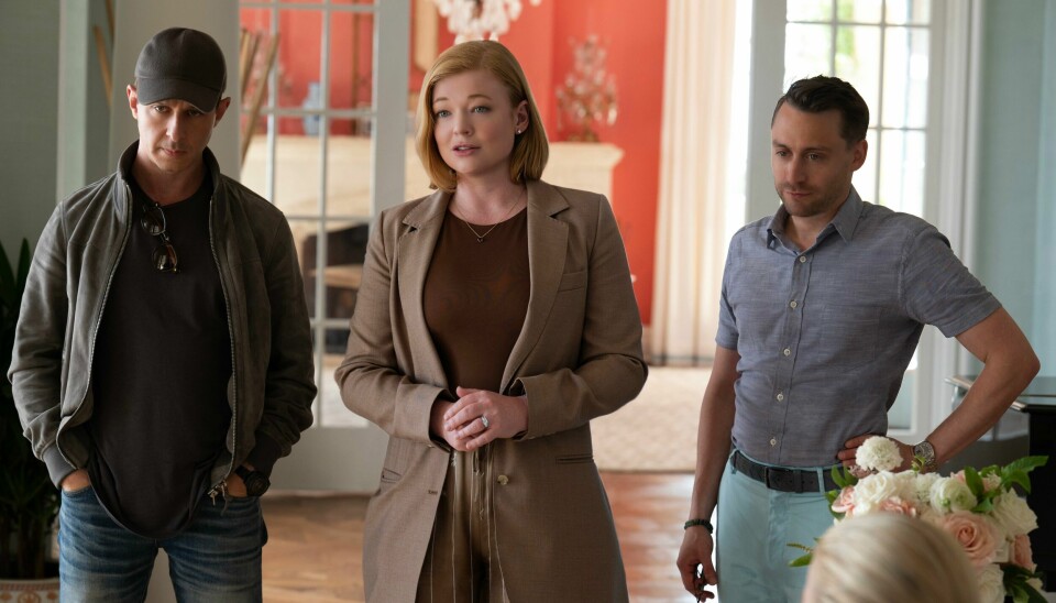 De akter å gi faren mer motstand i kampen om de store verdiene, og litt for terge den gamle, slemme stabukken Logan Roy, de tre Roy-søsknene Kendall (Jeremy Strong) Shiv (Sarah Snook) og Roman (Kieran Culkin). De akter å gi faren mer motstand i kampen om de store verdiene, og litt for terge den gamle, slemme stabukken Logan Roy, de tre søsknene Kendall (Jeremy Strong) Shiv, (Sarah Snook) og Roman (Kieran Culkin).
