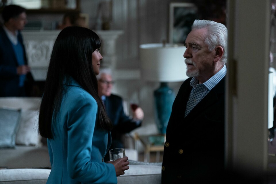 Logan Roy (Brian Cox) kjemper fortsatt for å gjennomføre fusjonen med en tech-gigant og tjene mangfoldige milliarder dollar. Her med sin personlige assistent/siste flamme Kerry (Zoe Winters). Logan Roy (Brian Cox) kjemper fortsatt for å gjennomføre fusjonen med en tech-gigant og tjene mangfoldige milliarder dollar. Her med sin personlige assistent/siste flamme Kerry (Zoe Winters).