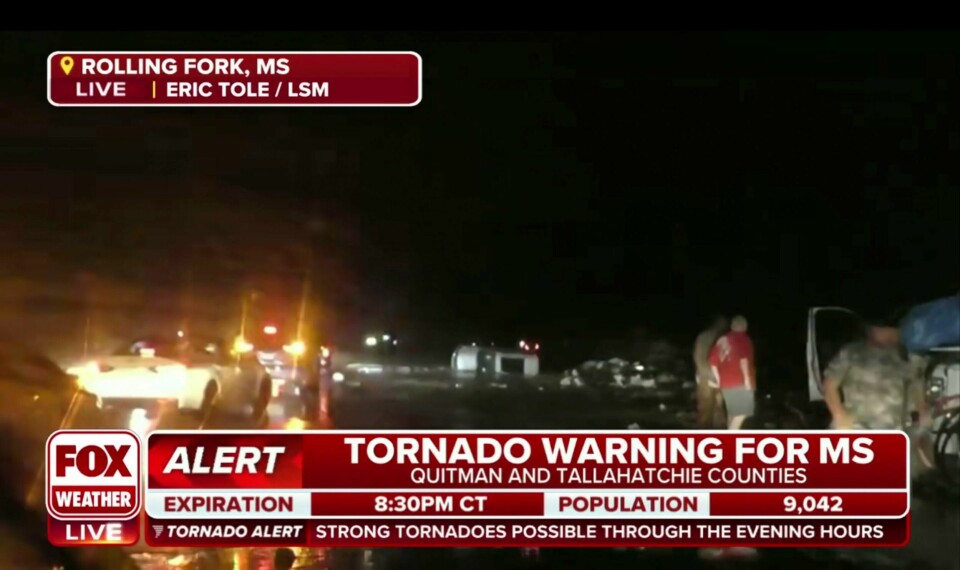 23 mennesker er bekreftet omkommet etter at ekstremvær og minst én tornado rammet delstaten Mississippi i USA. Bildet er hentet fra en TV-sending om uværet i Mississippi på kanalen Fox Weather. Foto: AP / NTB