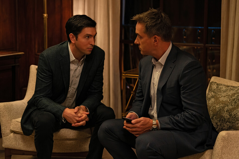 Duoen Greg og Tom ser alltid etter åpninger i Roy-familiens imperium, kaller seg «The Disgusting Brothers» når de er ute på byen. Duoen Greg og Tom ser alltid etter åpninger i Roy-familiens imperium, kaller seg «The Disgusting Brothers» når de er ute på byen.