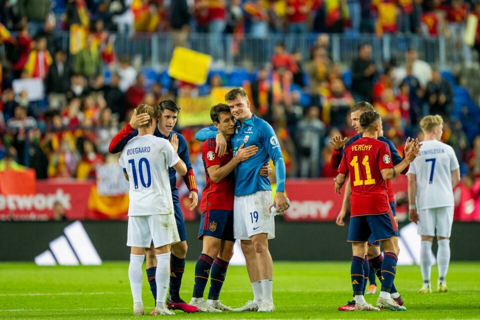 Kos, klapp og klem etter kampslutt. Martin Ødegaard og Alexander Sørloth takker sine spanske kollegaer på La Rosaleda stadion i Malaga. Kos, klapp og klem etter kampslutt. Martin Ødegaard og Alexander Sørloth takker sine spanske kollegaer på La Rosaleda stadion i Malaga.