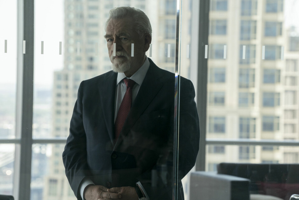 «Succession» har fått to Emmy-priser på tre sesonger. Brian Cox er også veldig god i rollen som brutalt kynisk, egoistisk og nådeløs farsfigur og mediemogul i serien. Deler av den fjerde sesongen av «Succession» skal spilles inn i Norge. Det er ikke kjent hvor innspillingen vil finne sted.Illustrasjonsfoto: HBO via AP / NTB