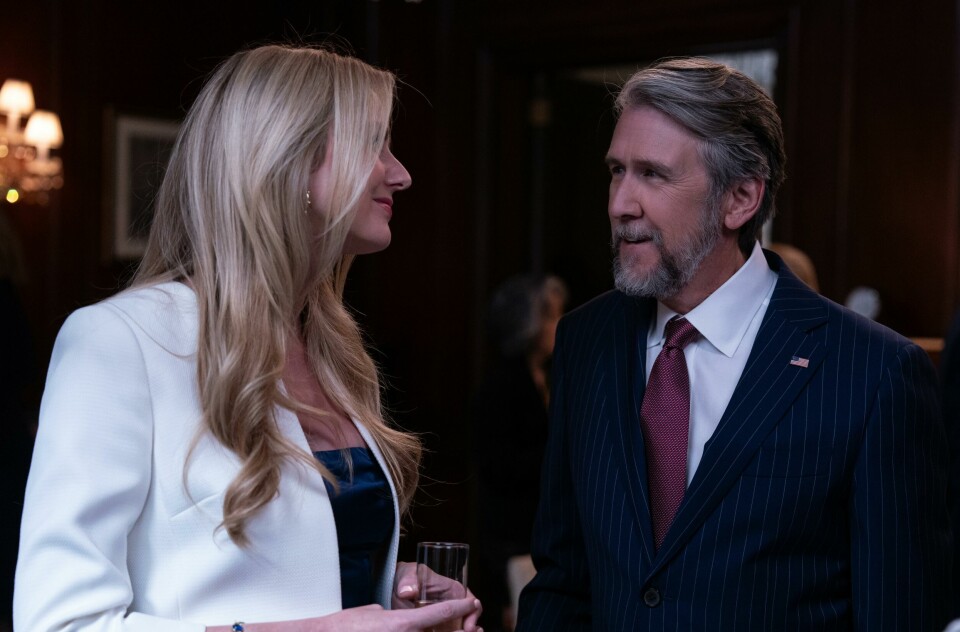 Connor Roy (Alan Ruck) er så ensom og usikker at han gjerne betaler for at forloveden Willa (Justine Lupe) ikke skal forlate ham. Hun må på sin side drikke tett for å orke å være i rikmannssønnens selskap. Connor Roy (Alan Ruck) er så ensom og usikker at han gjerne betaler for at forloveden Willa (Justine Lupe) ikke skal forlate ham. Hun må på sin side drikke tett for å orke å være i rikmannssønnens selskap.