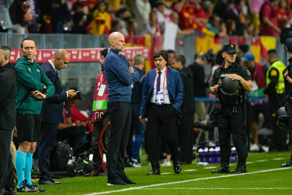 Landslagssjef Ståle Solbakken på sidelinjen på La Rosaleda stadion i Malaga. Landslagssjef Ståle Solbakken på sidelinjen på La Rosaleda stadion i Malaga.