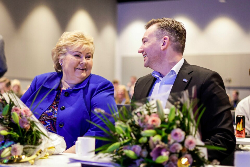Partileder Erna Solberg sammen med nestleder Henrik Asheim under helgens Høyre-landsmøte. Erna Solberg (t.v.) og Henrik Asheim ble gjenvalgt som henholdsvis leder og nestleder under Høyres landsmøte 2023 på Gardermoen. Også Tina Bru (ikke avbildet) ble gjenvalgt som nestleder. Foto: Alf Simensen / NTB