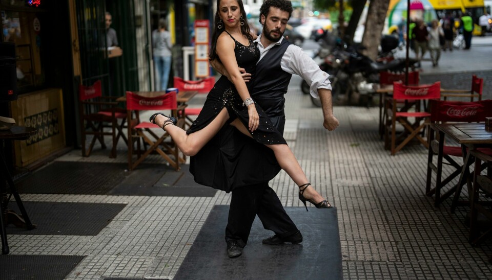 Emilia Garcia Marquez og Federico Cachero danser tango for turister utenfor en restaurant i sentrum av Buenos Aires. Men landets økonomi er ingen dans på roser. Foto: Rodrigo Abd / AP / NTB Emilia Garcia Marquez og Federico Cachero danser tango for turister utenfor en restaurant i sentrum av Buenos Aires. Men landets økonomi er ingen dans på roser. Foto: Rodrigo Abd / AP / NTB