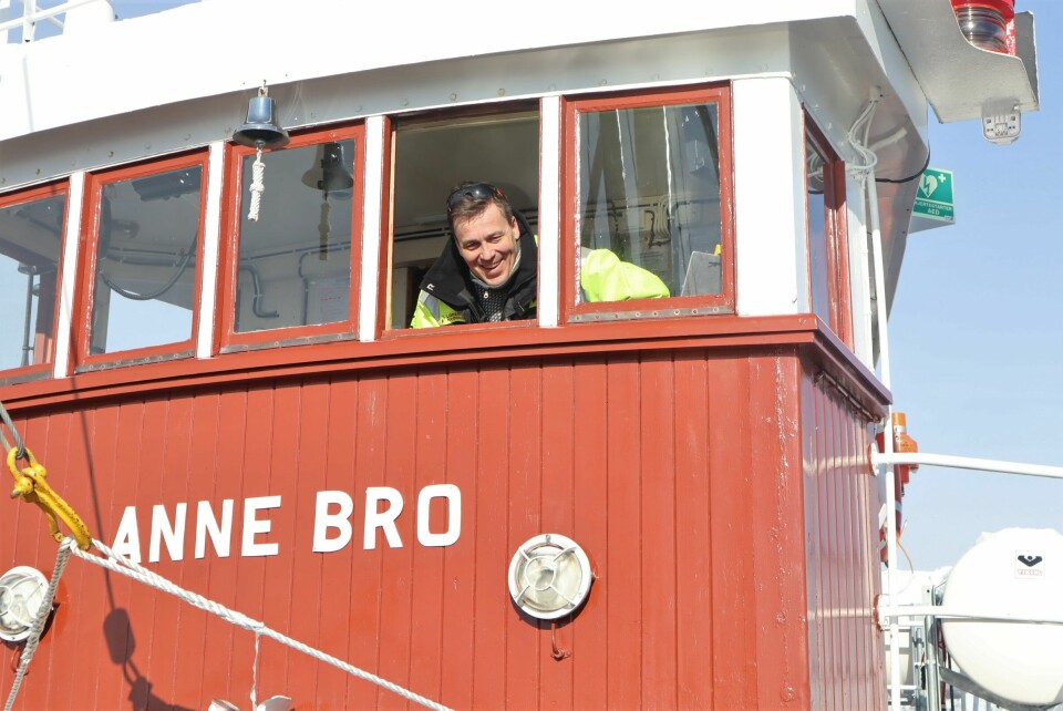 Ruben Kristiansen melder om dybde og fiskestatus fra styrhuset, og ned til fiskerne som står på dekk. Ruben Kristiansen, matros Anna Bro.