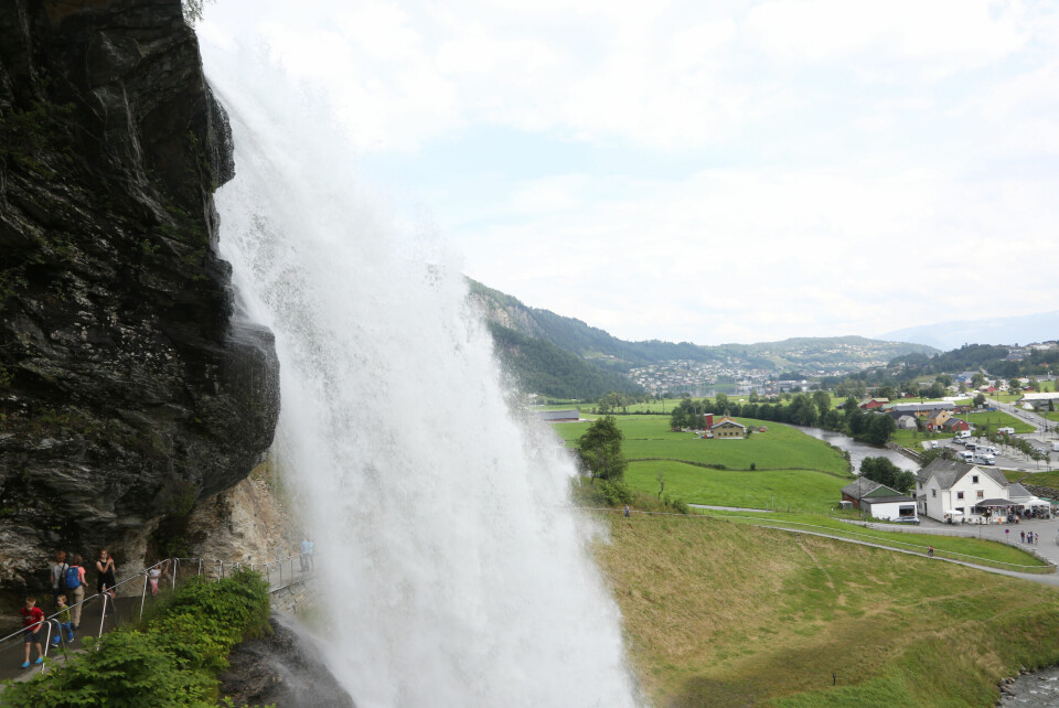 Kvam kommune har søkt om sikring hele ni friluftslivsområder i år. Bildet viser turgåere nær Steindalsfossen. Kvam kommune har søkt om sikring hele ni friluftslivsområder i år. Bildet viser turgåere nær Steindalsfossen.
