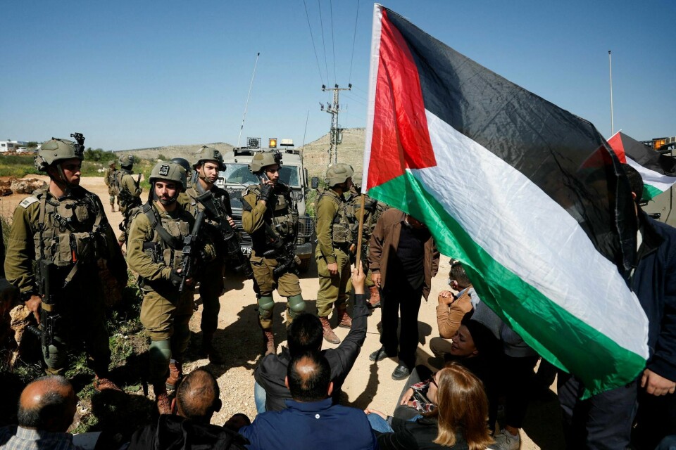 Har ikke jøder lov å bygge hus i det området som palestinerne har undertegnet på at Israel har full jurisdiksjon over, spør Reidar Holtet. Bildet viser palestinere som protesterer mot en ny israelsk bosetting ved Ramallah på Vestbredden tidligere denne måneden. Israel - Palestina