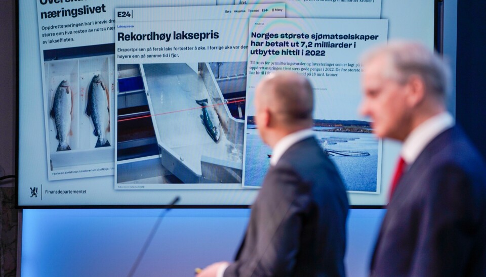 Finansminister Trygve Slagsvold Vedum (Sp) og statsminister Jonas Gahr Støre (Ap) forteller ikke fiskeskrøner når de vil hente inn milliarder til fellesskapet fra laksenæringa. .