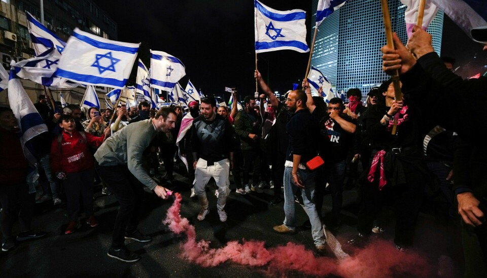 Demonstranter i Tel Aviv. Det har vært store demonstrasjoner mot den omstridte rettsreformen i Israel. Foto: Ohad Zwigenberg / AP / NTB