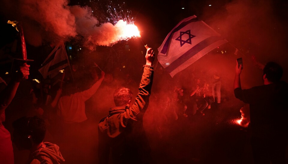 Rettsreformen har ført til kaos i Israels gater den siste tiden. Demonstrasjoner mot rettsreformen i Tel Aviv i Israel. Foto: Oded Balilty / AP / NTB