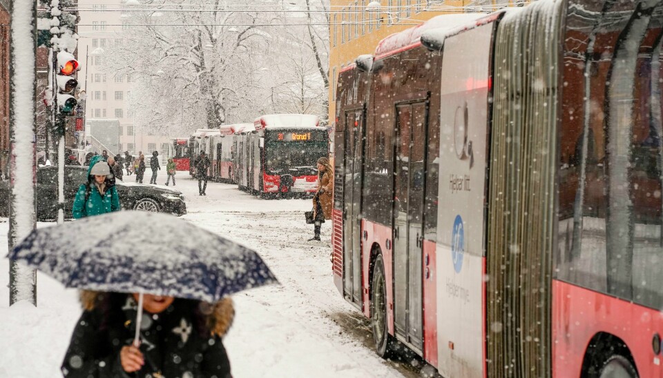 Snøværet skaper problemer for kollektivtrafikken i Oslo-området mandag ettermiddag. Ruter oppfordrer de reisende til å benytte trikk og T-bane. Foto: Ørn E. Borgen / NTB De fleste busslinjene i Oslo og Viken ble innstilt mandag ettermiddag på grunn av store mengder snø og nedbør. Foto: Ørn E. Borgen / NTB