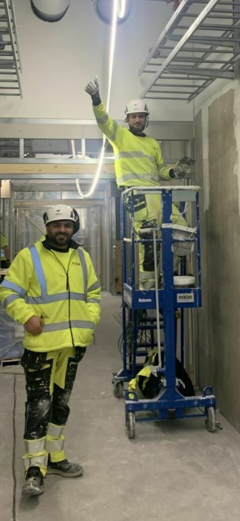 Ahmad Hamda (på liften) stortrives som maler. Her sammen med en annen deltaker på VO Skullerud, Akram Alsaleh. Ahmad Hamda (på liften) stortrives som maler. Her sammen med en annen deltaker på VO Skullerud, Akram Alsaleh.