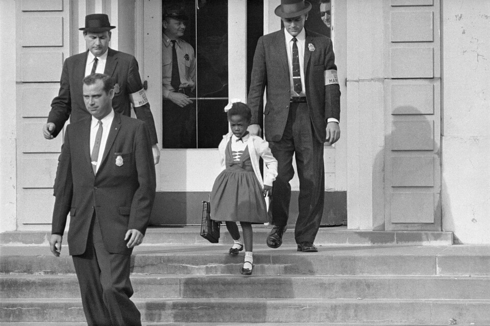 Ruby Bridges eskorteres av vakter utenfor William Frantz Elementary School i november 1960. Ruby Bridges eskorteres ned trappen ved William Frantz Elementary School i nivember 1960.