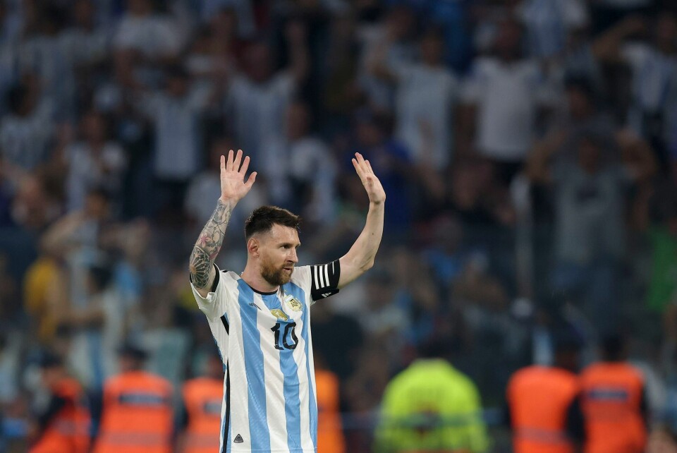 Lionel Messi tok imot hyllesten etter å ha scoret sitt 100. landslagsmål for Argentina. Foto: Nicolas Aguilera / AP Photo / NTB. Lionel Messi tok imot hyllesten etter å ha scoret sitt 100. landslagsmål for Argentina. Foto: Nicolas Aguilera / AP Photo / NTB.