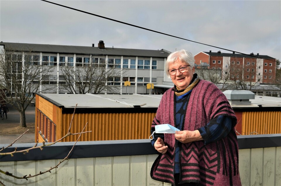 «Også gamle Gudeberg kunne få et løft uten et ruvende nybygg på en tomt som er altfor liten i utgangspunktet», skriver Riitta Berger. Her foran nåværende Gudeberg skole i 2021. – I tillegg til en håpløs arkitektur og et fargevalg som overhodet ikke passer inn i et boligområde fra 50-tallet, kommer den nye skolen bokstavelig talt til å sette mitt hus og hage i skyggen, mener Riitta Berger i Nabbetorpveien 19.