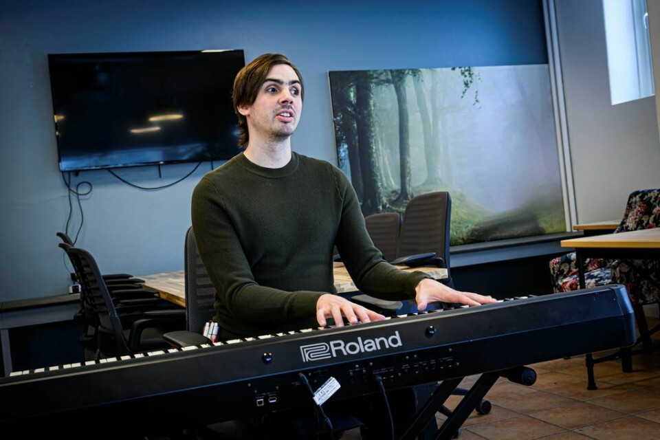 Thomas Tvedt har en master i musikkterapi, men sliter med å få fast jobb. Rundt 50 ganger har han søkt jobb uten å få napp. Thomas Tvedt har en master i musikkterapi, men sliter med å få fast jobb. Rundt 50 ganger har han søkt jobb uten å få napp.