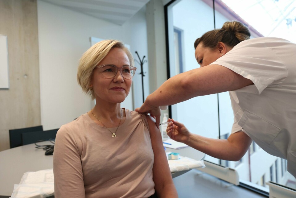Helse- og omsorgsminister Ingvild Kjerkol får her influensavaksine. Nå ønsker regjeringen å arbeide for å innføre et vaksinasjonsprogram for voksne. Helseminister Ingvild Kjerkol (Ap) fikk fredag influensavaksinen. Foto: Beate Oma Dahle / NTB